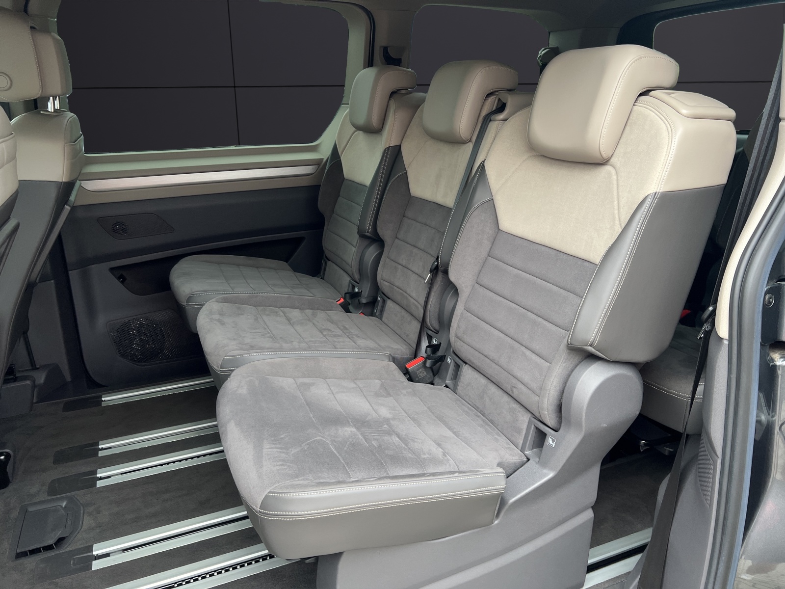 Fahrzeugabbildung Volkswagen T7 Multivan eHybrid Life Standhzg. LED AHK Navi AID ACC RFK SH