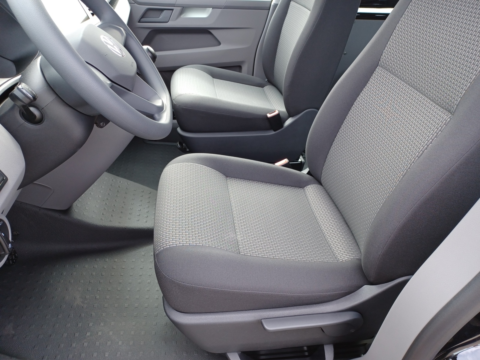 Fahrzeugabbildung Volkswagen T6 Kombi T6.1 TDI 8 Sitze LR NAVI LED KLIMA