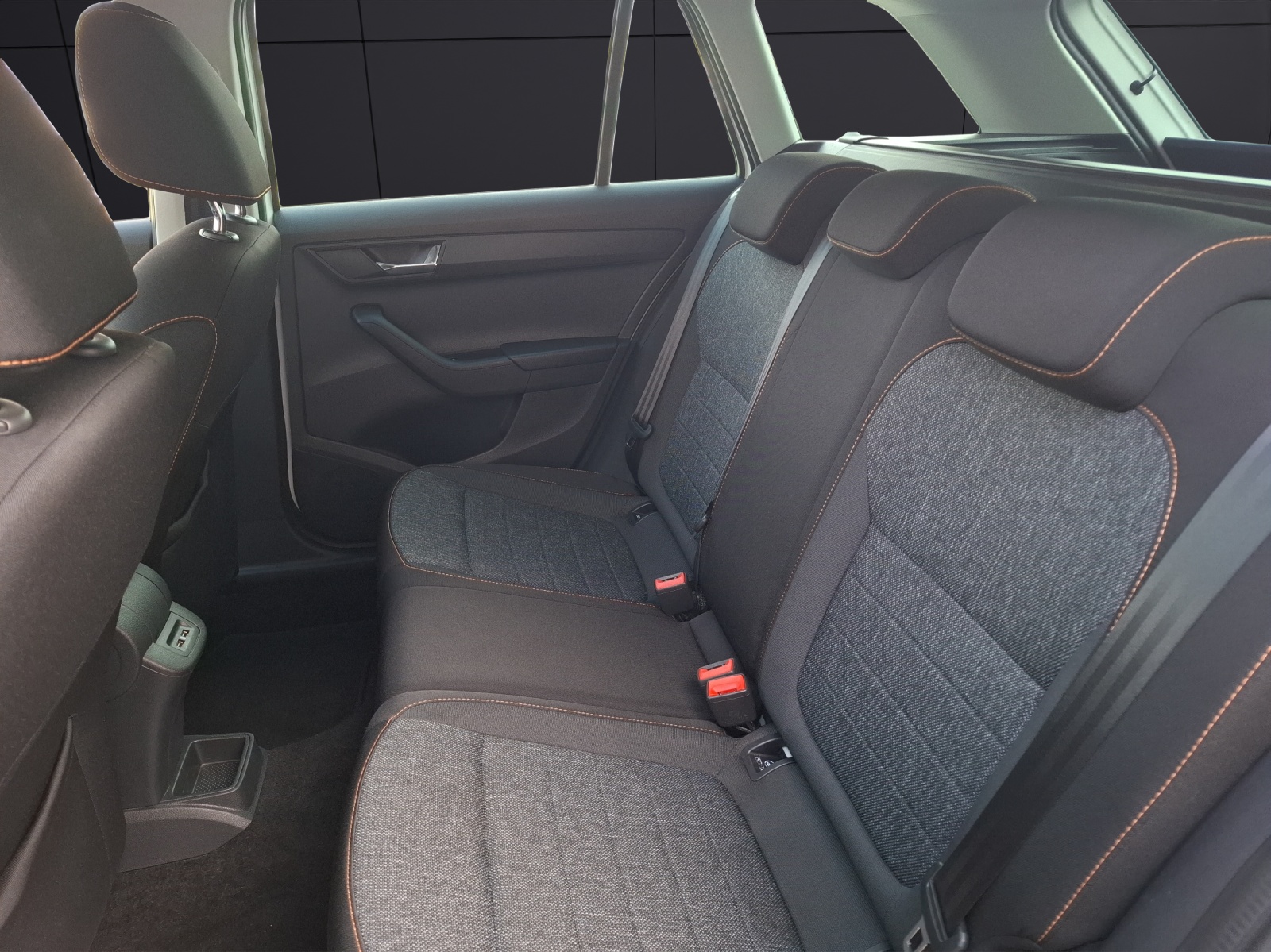 Fahrzeugabbildung SKODA Fabia Combi TSI Ambition LED Navi ACC PDC SH LM