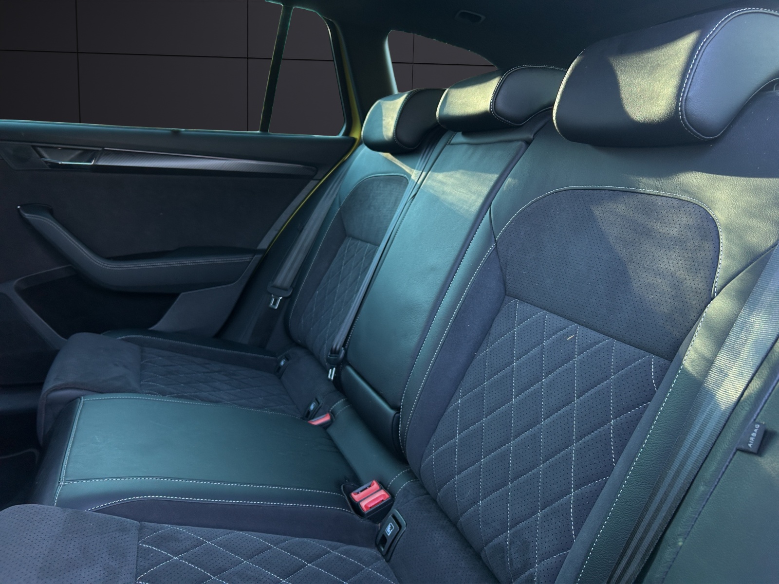 Fahrzeugabbildung SKODA Superb Combi Sportline iV Matrix STH AHK SH PANO Canton Navi Klima