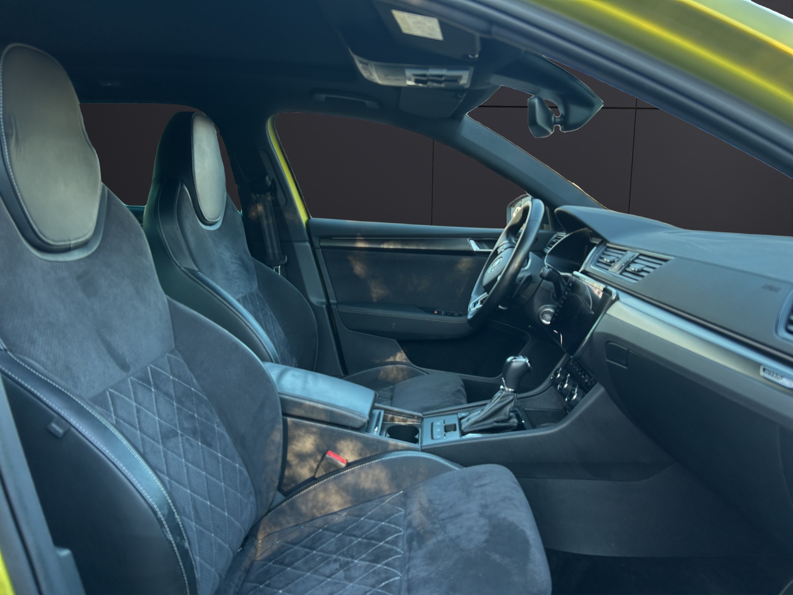 Fahrzeugabbildung SKODA Superb Combi Sportline iV Matrix STH AHK SH PANO Canton Navi Klima