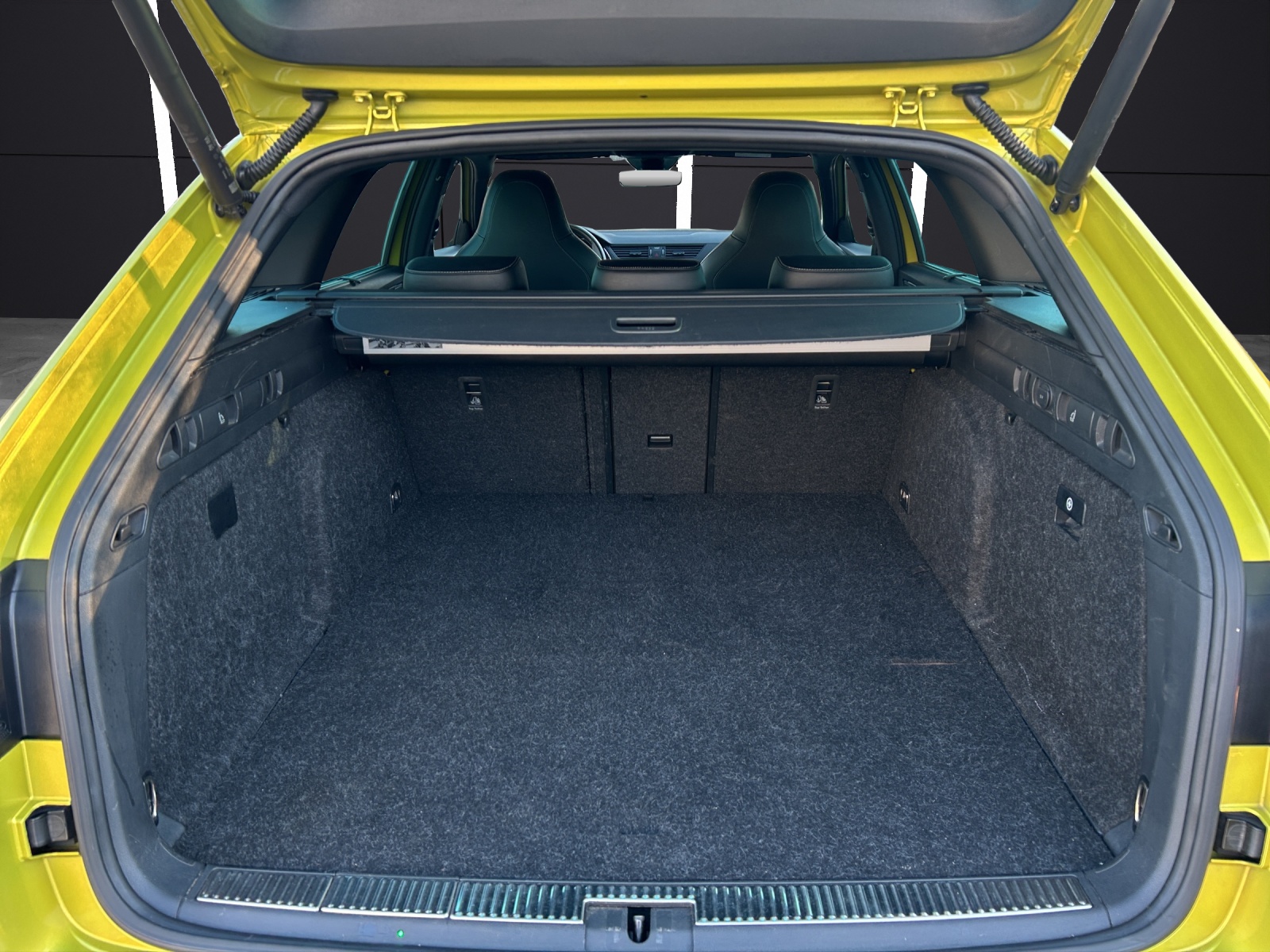 Fahrzeugabbildung SKODA Superb Combi Sportline iV Matrix STH AHK SH PANO Canton Navi Klima