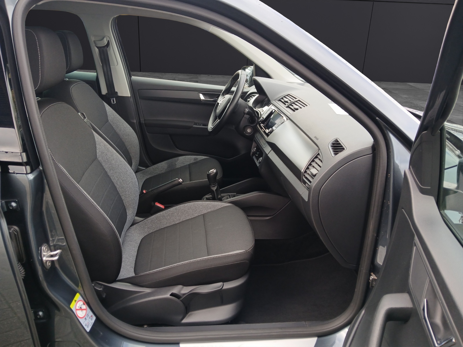 Fahrzeugabbildung SKODA Fabia TSI Drive-125 Climatronic GRA PDC SH LM