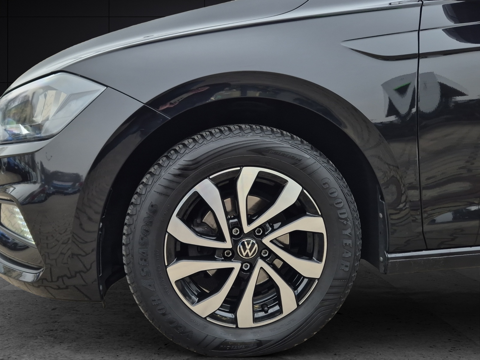 Fahrzeugabbildung Volkswagen Polo TSI Active Navi Climatronic PDC SH LM