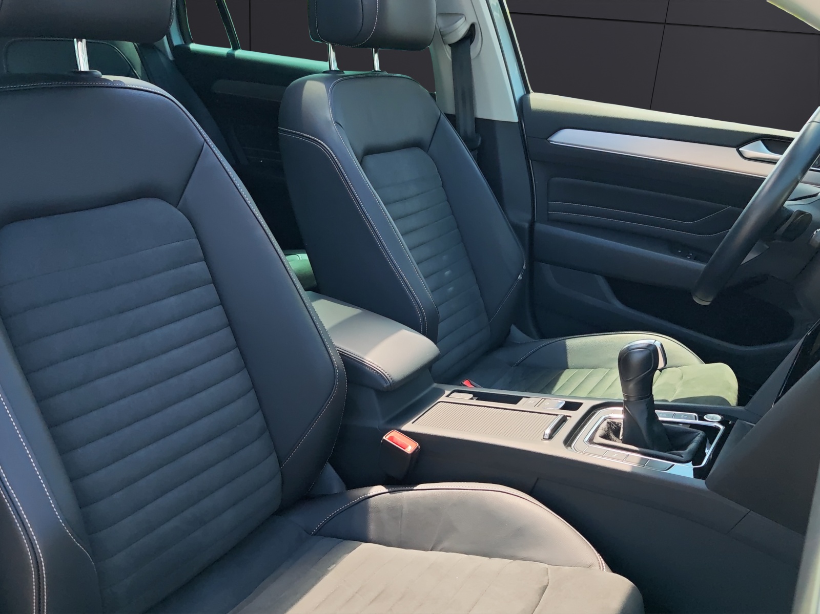 Fahrzeugabbildung Volkswagen Passat Variant TSI Elegance DSG 4M Matrix Navi ACC Sthzg. DCC Pano SH