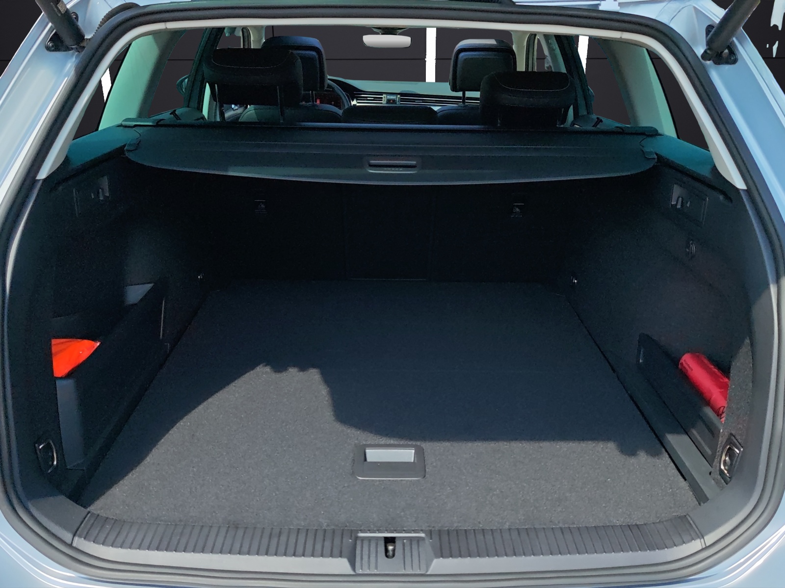 Fahrzeugabbildung Volkswagen Passat Variant TSI Elegance DSG 4M Matrix Navi ACC Sthzg. DCC Pano SH