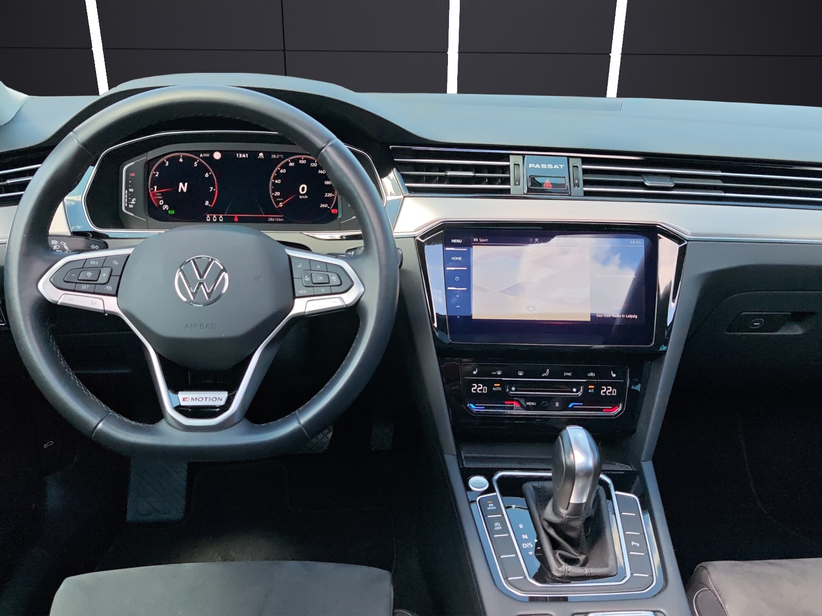Fahrzeugabbildung Volkswagen Passat Variant TSI Elegance DSG 4M Matrix Navi ACC Sthzg. DCC Pano SH