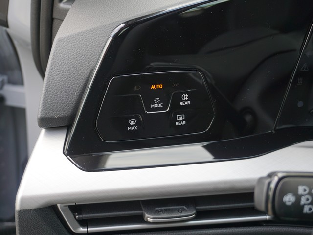 Fahrzeugabbildung Volkswagen Golf VIII TSI Life LED Navi AID ACC PDC SH LM