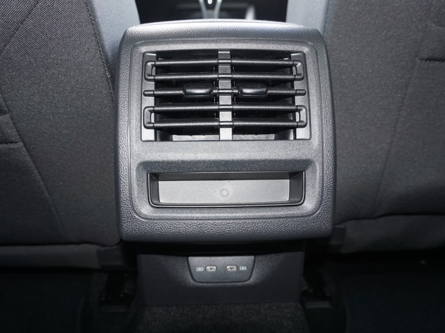 Fahrzeugabbildung Volkswagen Golf VIII TSI Life LED Navi AID ACC PDC SH LM