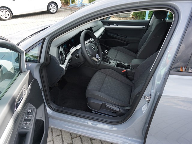 Fahrzeugabbildung Volkswagen Golf VIII TSI Life LED Navi AID ACC PDC SH LM