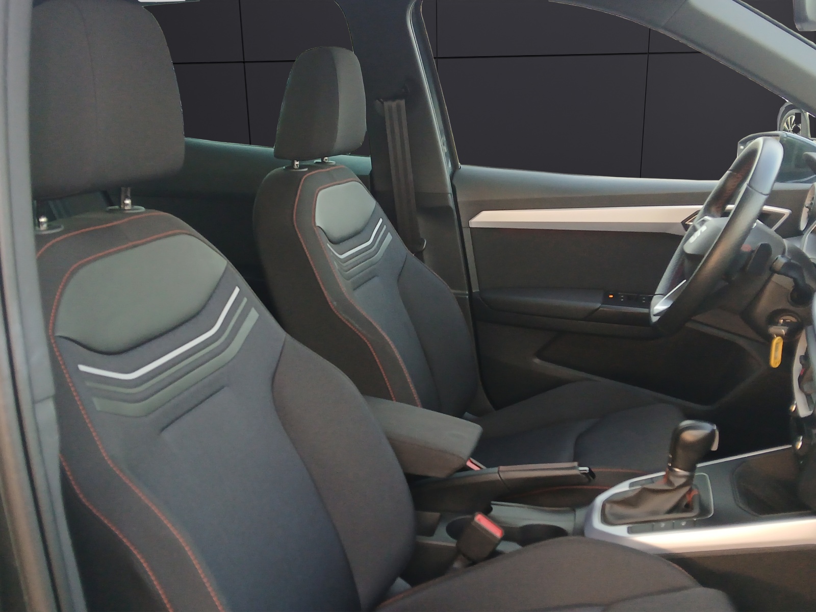 Fahrzeugabbildung SEAT Arona TSI FR-Line DSG LED Navi AID ACC RFK SH LM