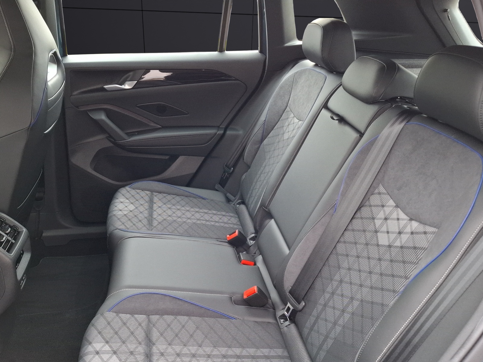 Fahrzeugabbildung Volkswagen Tiguan eTSI R-Line DSG Standhzg. Matrix AHK Navi AID HUD ACC RFK SH