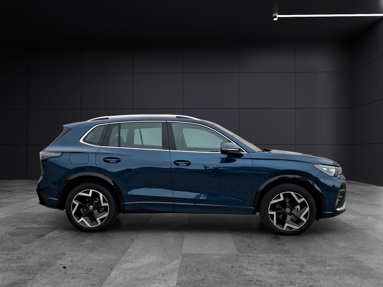 Fahrzeugabbildung Volkswagen Tiguan eTSI R-Line DSG Standhzg. Matrix AHK Navi AID HUD ACC RFK SH
