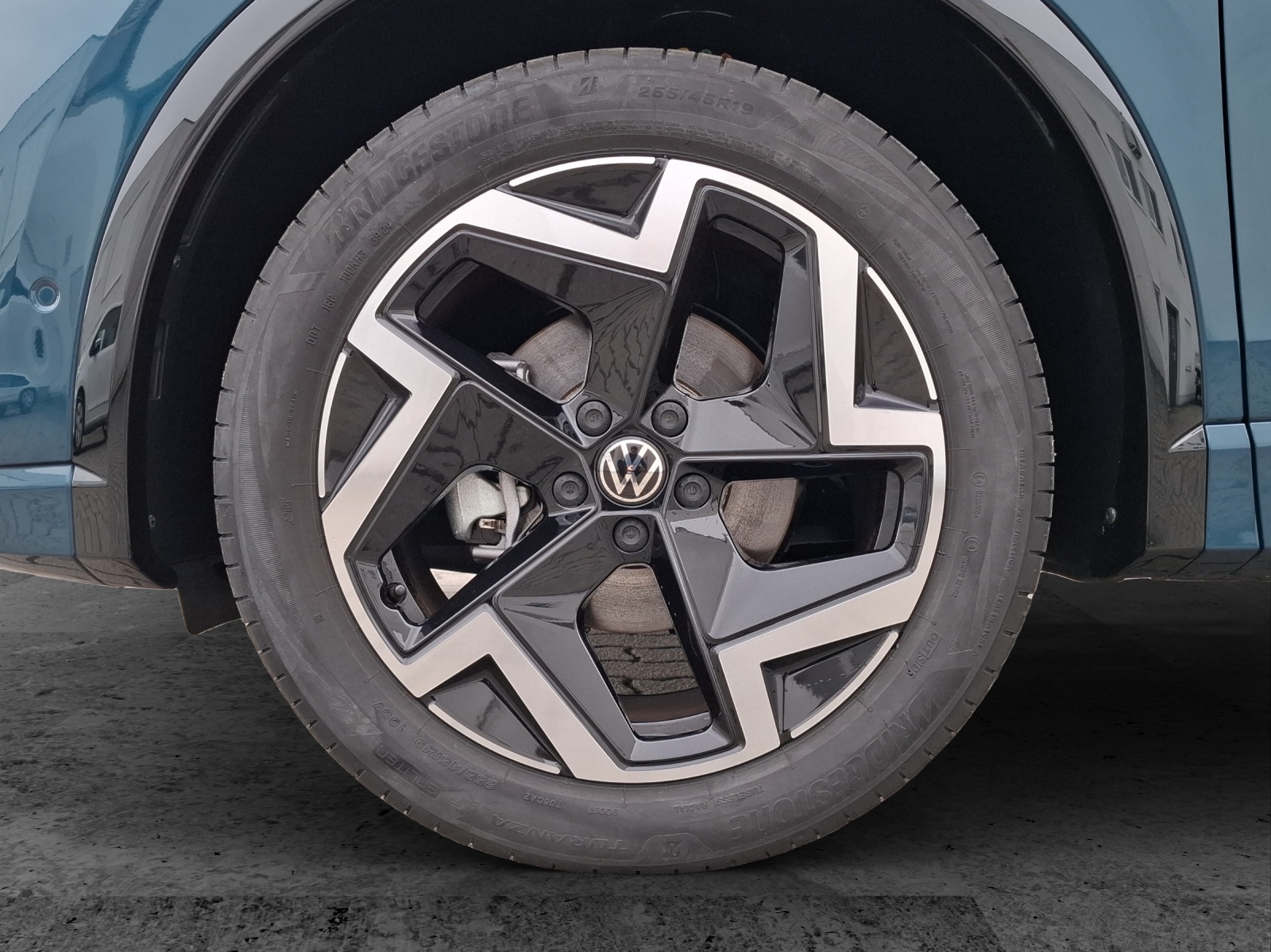 Fahrzeugabbildung Volkswagen Tiguan eTSI R-Line DSG Standhzg. Matrix AHK Navi AID HUD ACC RFK SH