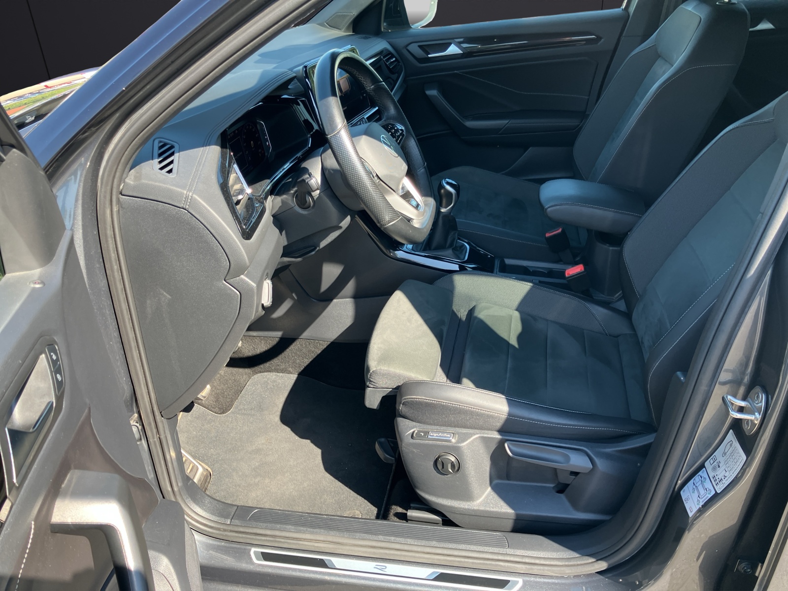Fahrzeugabbildung Volkswagen T-Roc R-Line Matrix Navi ACC AHK SHZ