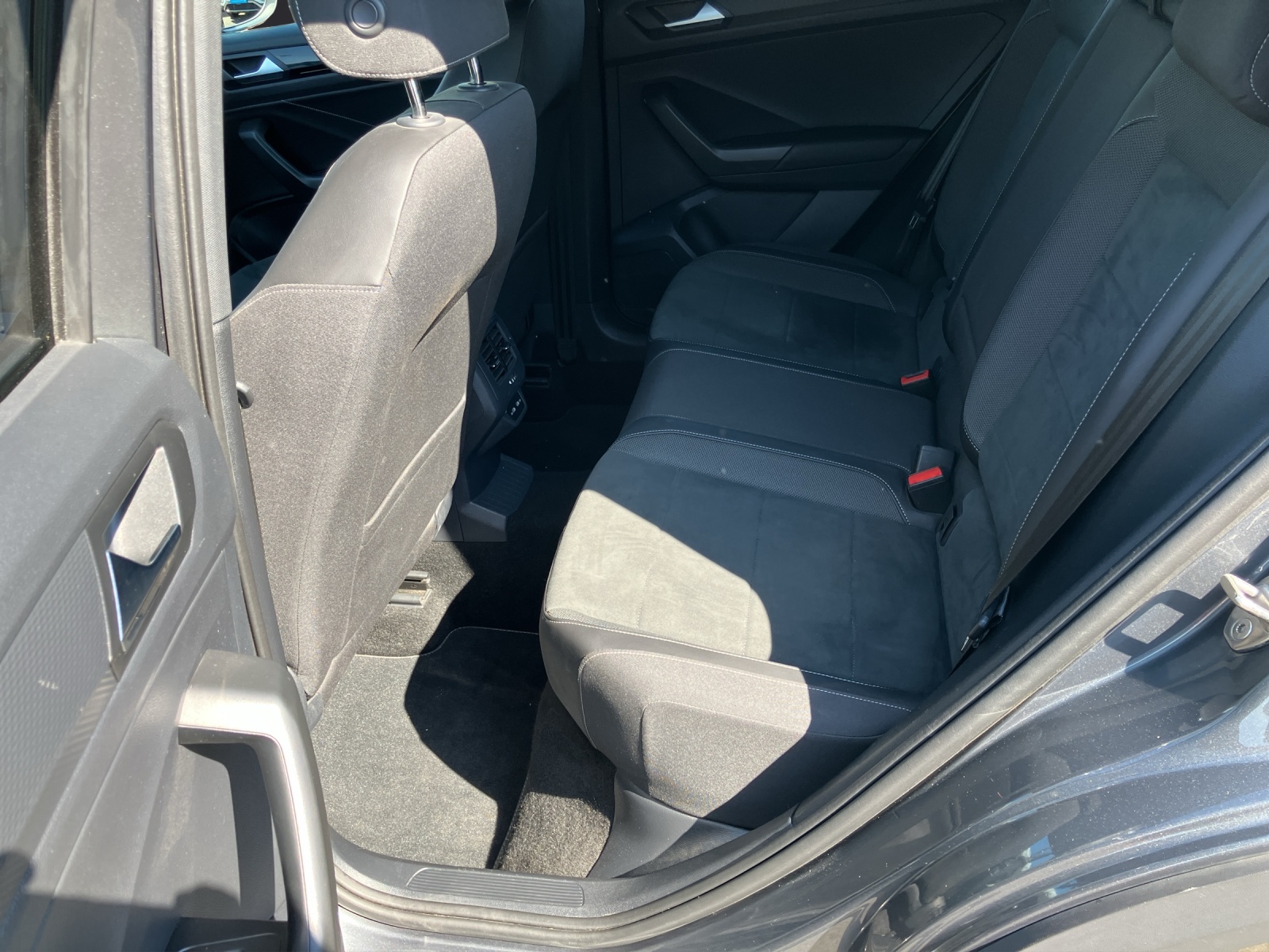 Fahrzeugabbildung Volkswagen T-Roc R-Line Matrix Navi ACC AHK SHZ