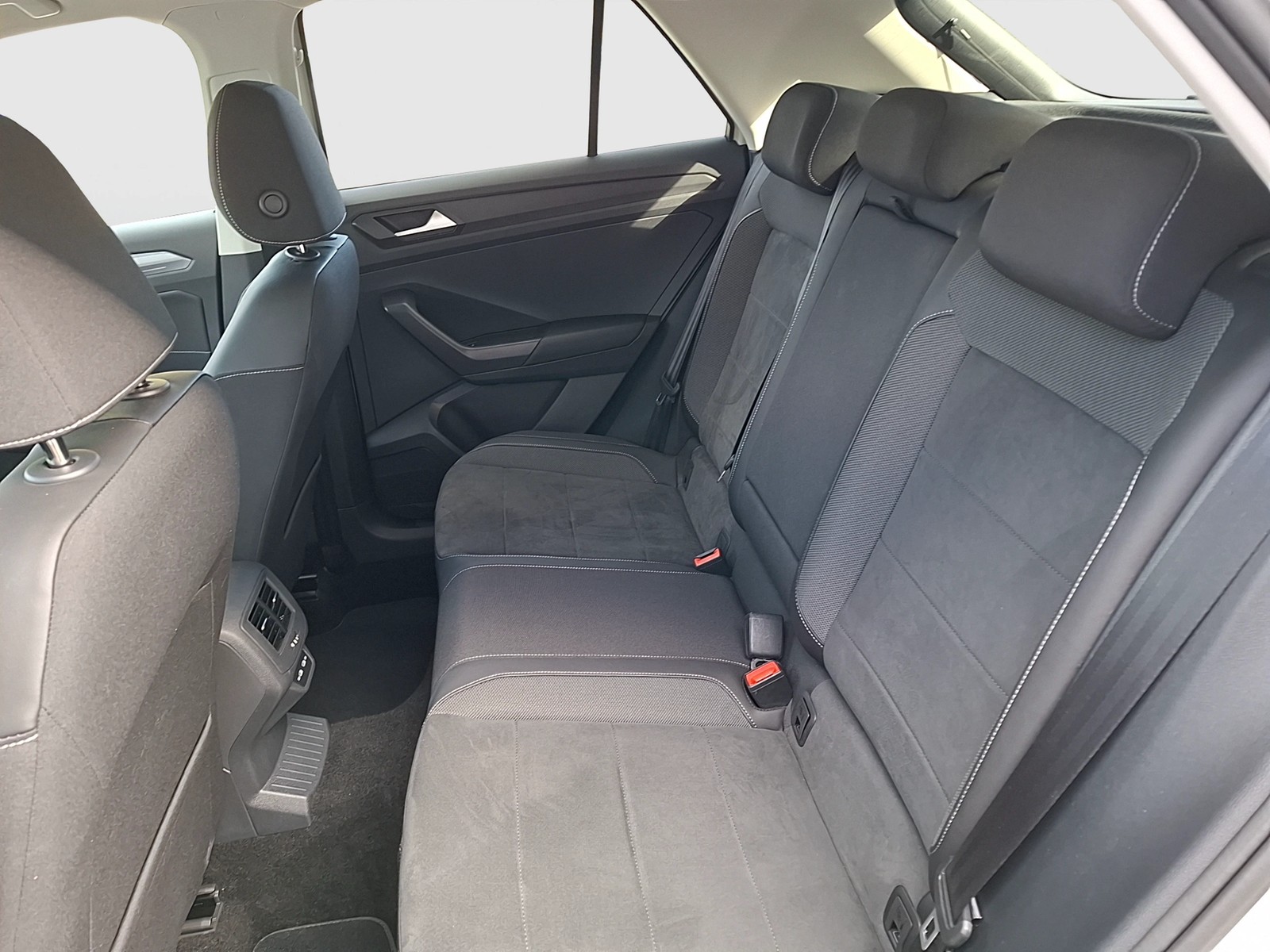 Fahrzeugabbildung Volkswagen T-Roc TDI Style DSG Matrix AHK Navi AID ACC RFK SH