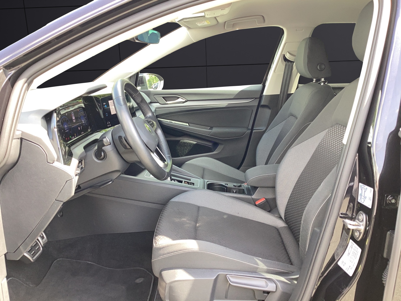 Fahrzeugabbildung Volkswagen Golf VIII eTSI Active DSG LED AHK Navi AID ACC Park-Assist SH LM