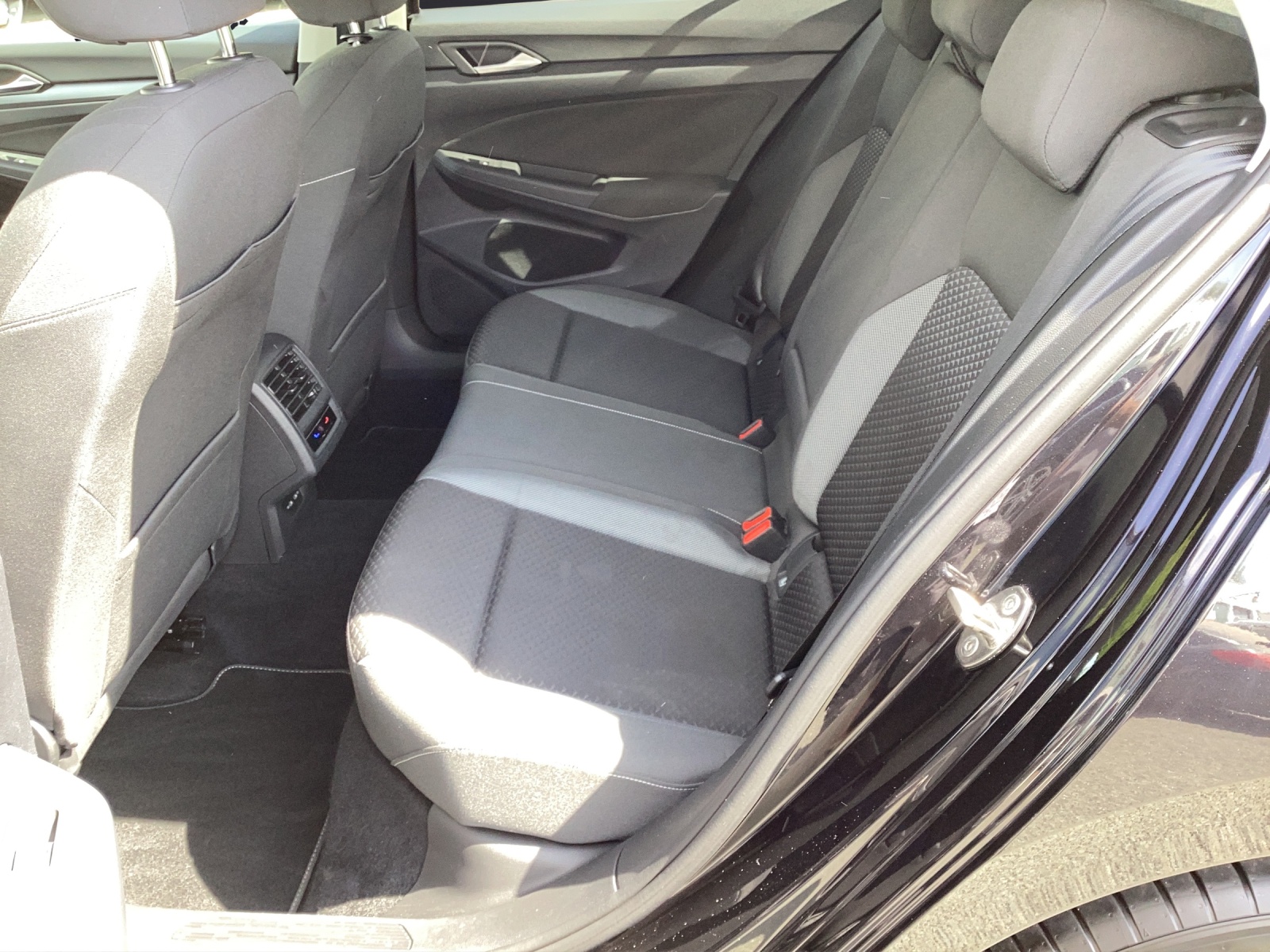Fahrzeugabbildung Volkswagen Golf VIII eTSI Active DSG LED AHK Navi AID ACC Park-Assist SH LM