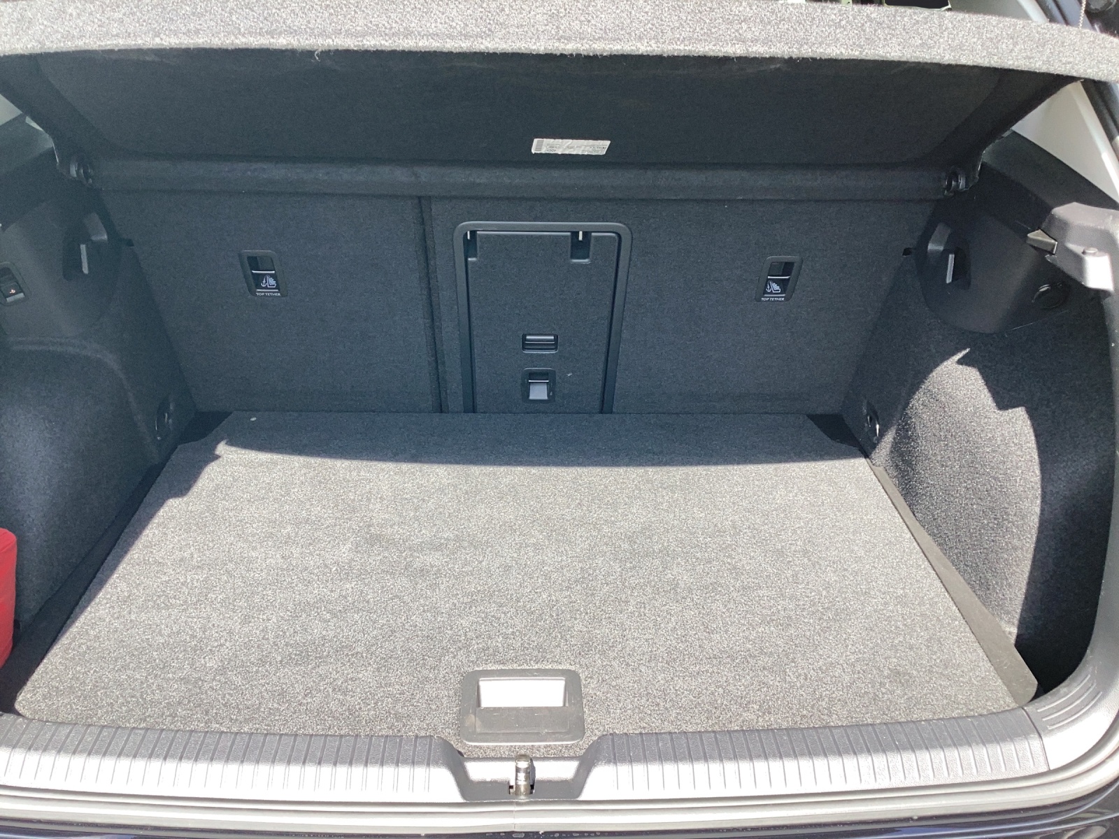 Fahrzeugabbildung Volkswagen Golf VIII eTSI Active DSG LED AHK Navi AID ACC Park-Assist SH LM