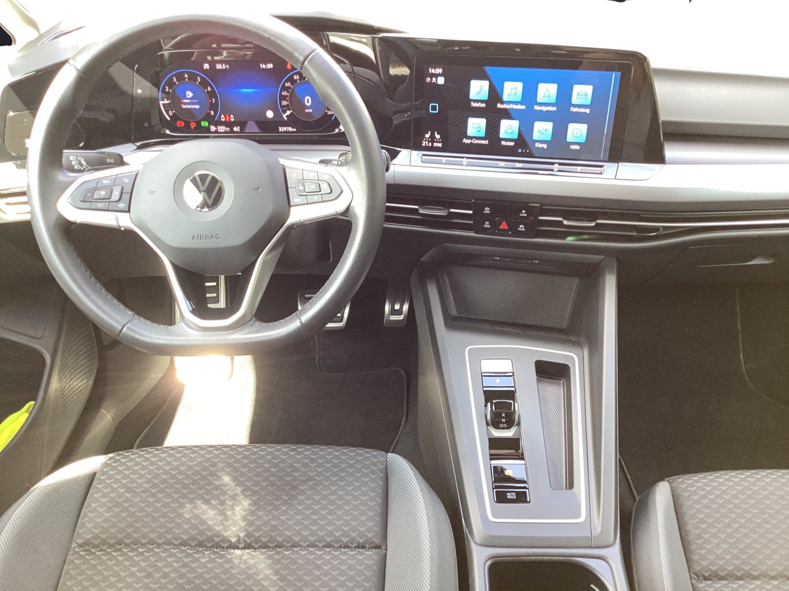 Fahrzeugabbildung Volkswagen Golf VIII eTSI Active DSG LED AHK Navi AID ACC Park-Assist SH LM