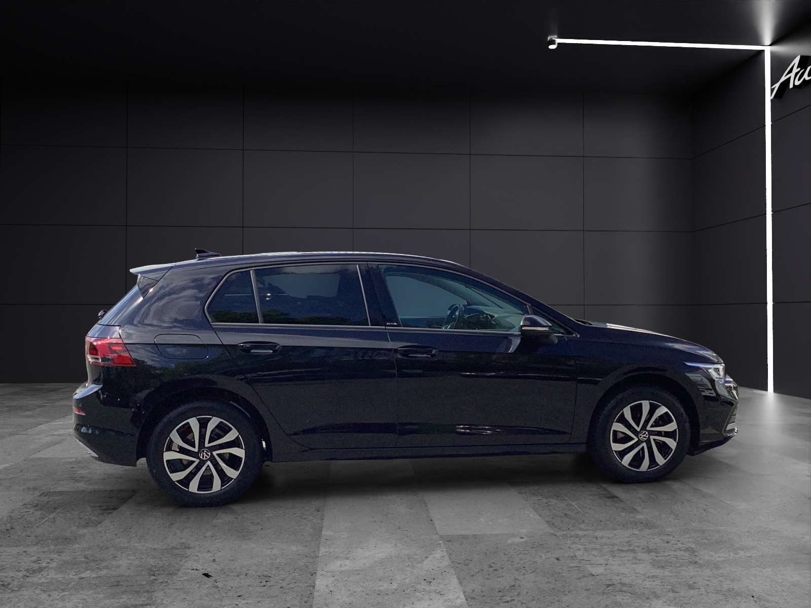 Fahrzeugabbildung Volkswagen Golf VIII eTSI Active DSG LED AHK Navi AID ACC Park-Assist SH LM