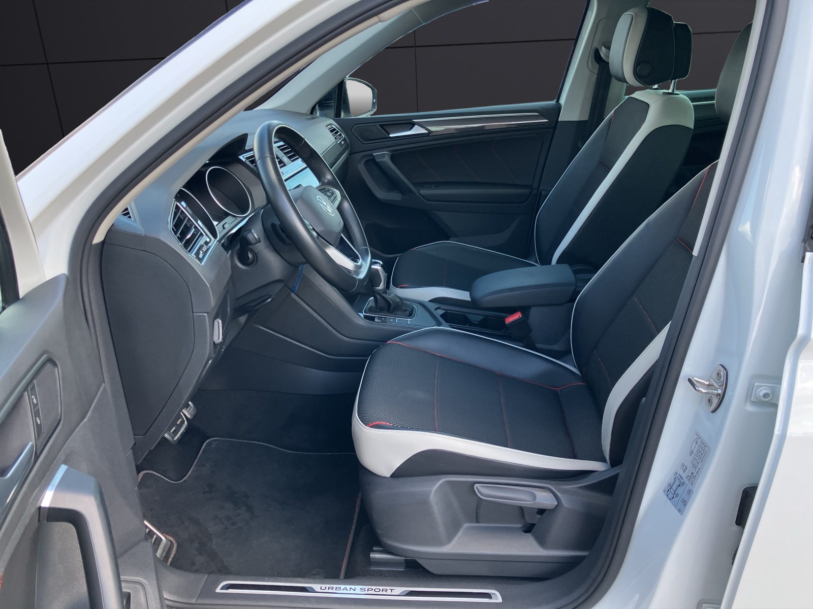 Fahrzeugabbildung Volkswagen Tiguan Life Sport TDI DSG LED ACC AHK SH Ambiente Navi