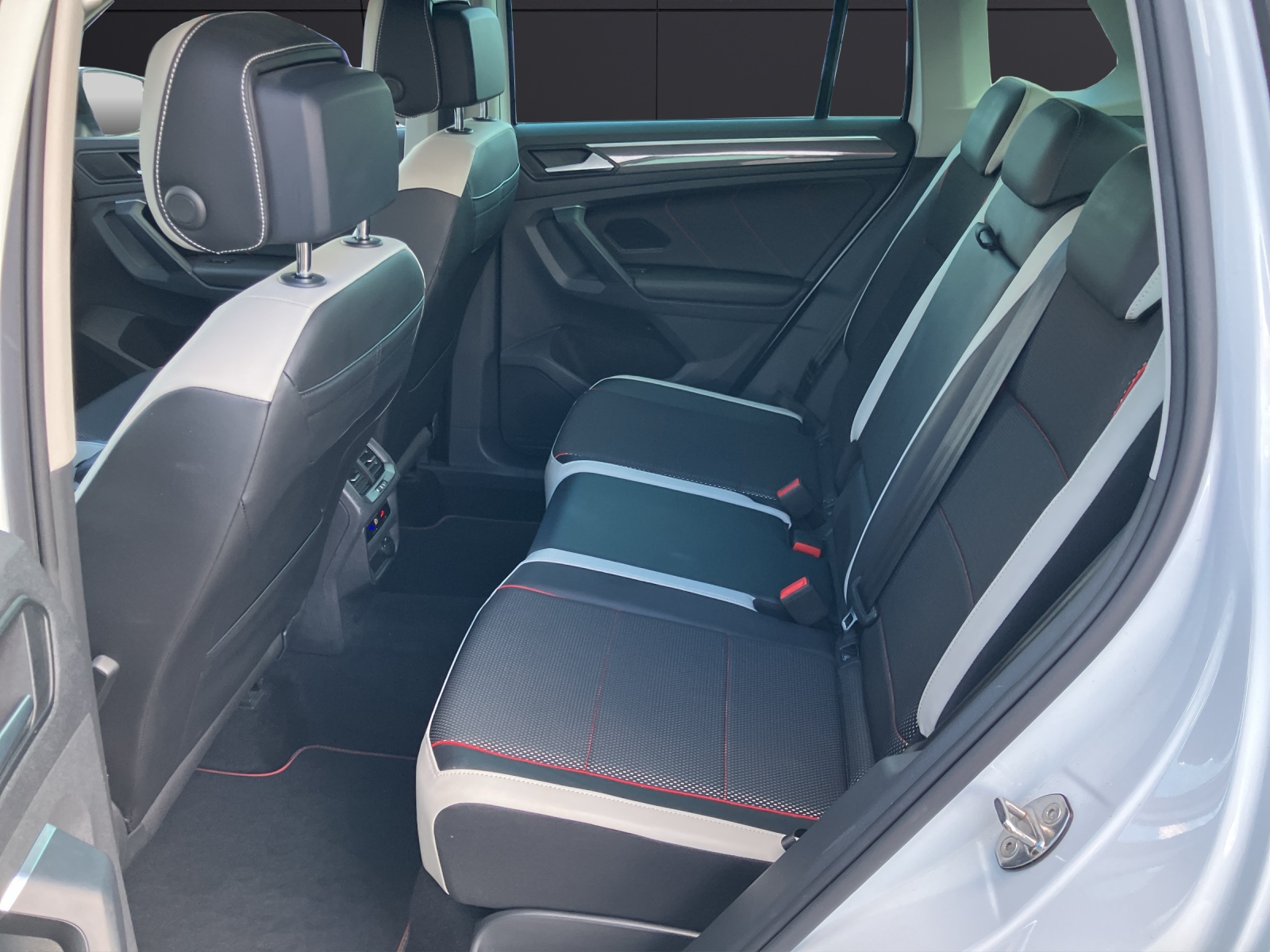 Fahrzeugabbildung Volkswagen Tiguan Life Sport TDI DSG LED ACC AHK SH Ambiente Navi