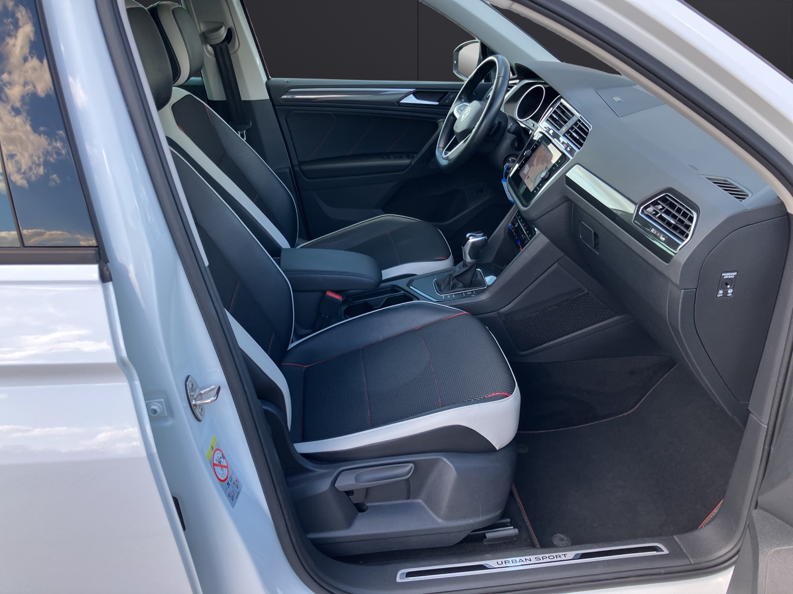 Fahrzeugabbildung Volkswagen Tiguan Life Sport TDI DSG LED ACC AHK SH Ambiente Navi