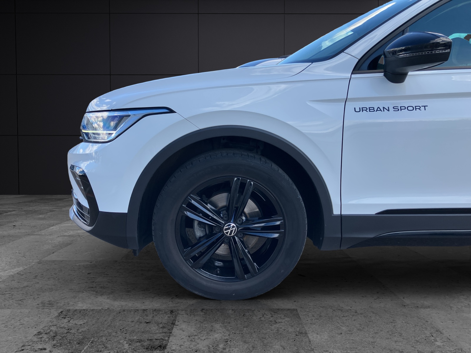 Fahrzeugabbildung Volkswagen Tiguan Life Sport TDI DSG LED ACC AHK SH Ambiente Navi