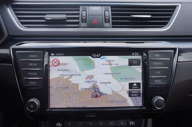 Fahrzeugabbildung SKODA Superb Combi TSI L&K DSG Xenon AHK Navi GRA RFK Leder SH 19