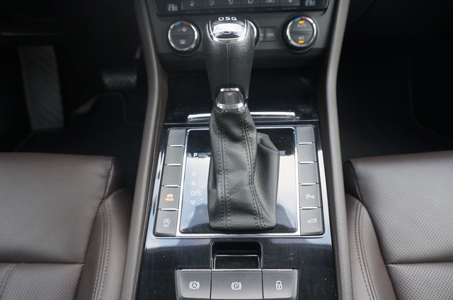 Fahrzeugabbildung SKODA Superb Combi TSI L&K DSG Xenon AHK Navi GRA RFK Leder SH 19