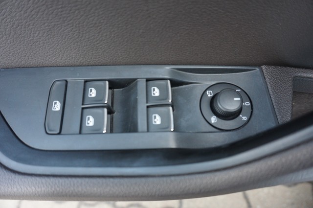 Fahrzeugabbildung SKODA Superb Combi TSI L&K DSG Xenon AHK Navi GRA RFK Leder SH 19