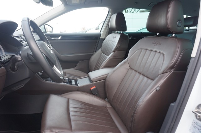 Fahrzeugabbildung SKODA Superb Combi TSI L&K DSG Xenon AHK Navi GRA RFK Leder SH 19