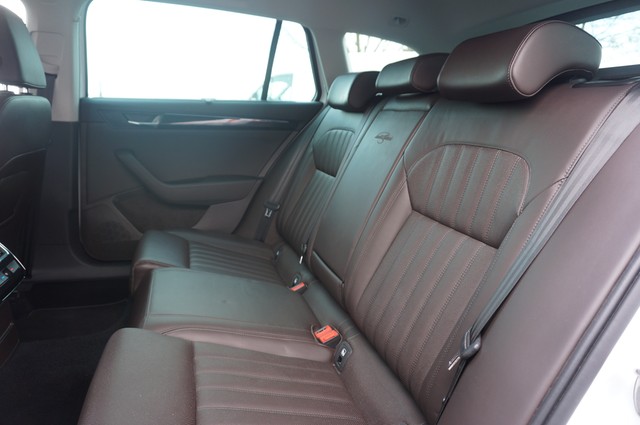 Fahrzeugabbildung SKODA Superb Combi TSI L&K DSG Xenon AHK Navi GRA RFK Leder SH 19