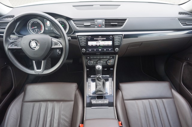 Fahrzeugabbildung SKODA Superb Combi TSI L&K DSG Xenon AHK Navi GRA RFK Leder SH 19