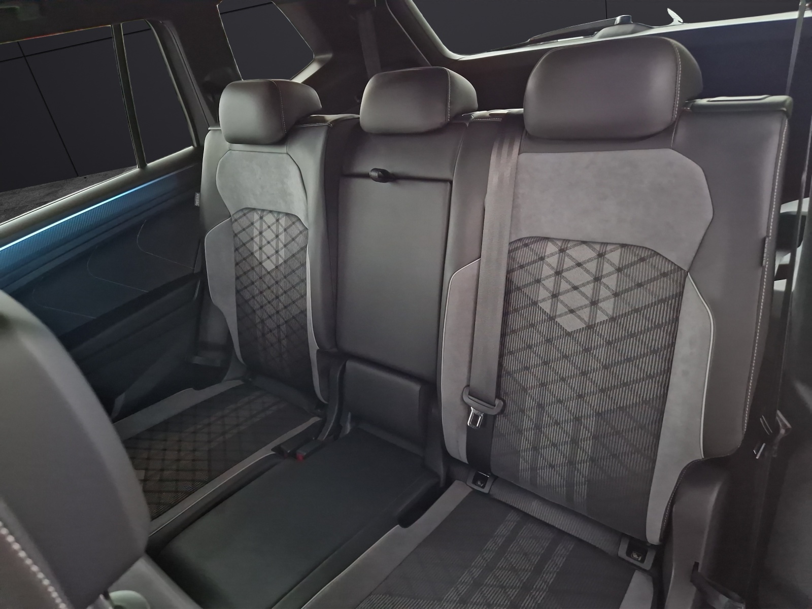 Fahrzeugabbildung Volkswagen Tiguan Allspace R-Line Black 4M 7Si MATRIX ACC 19
