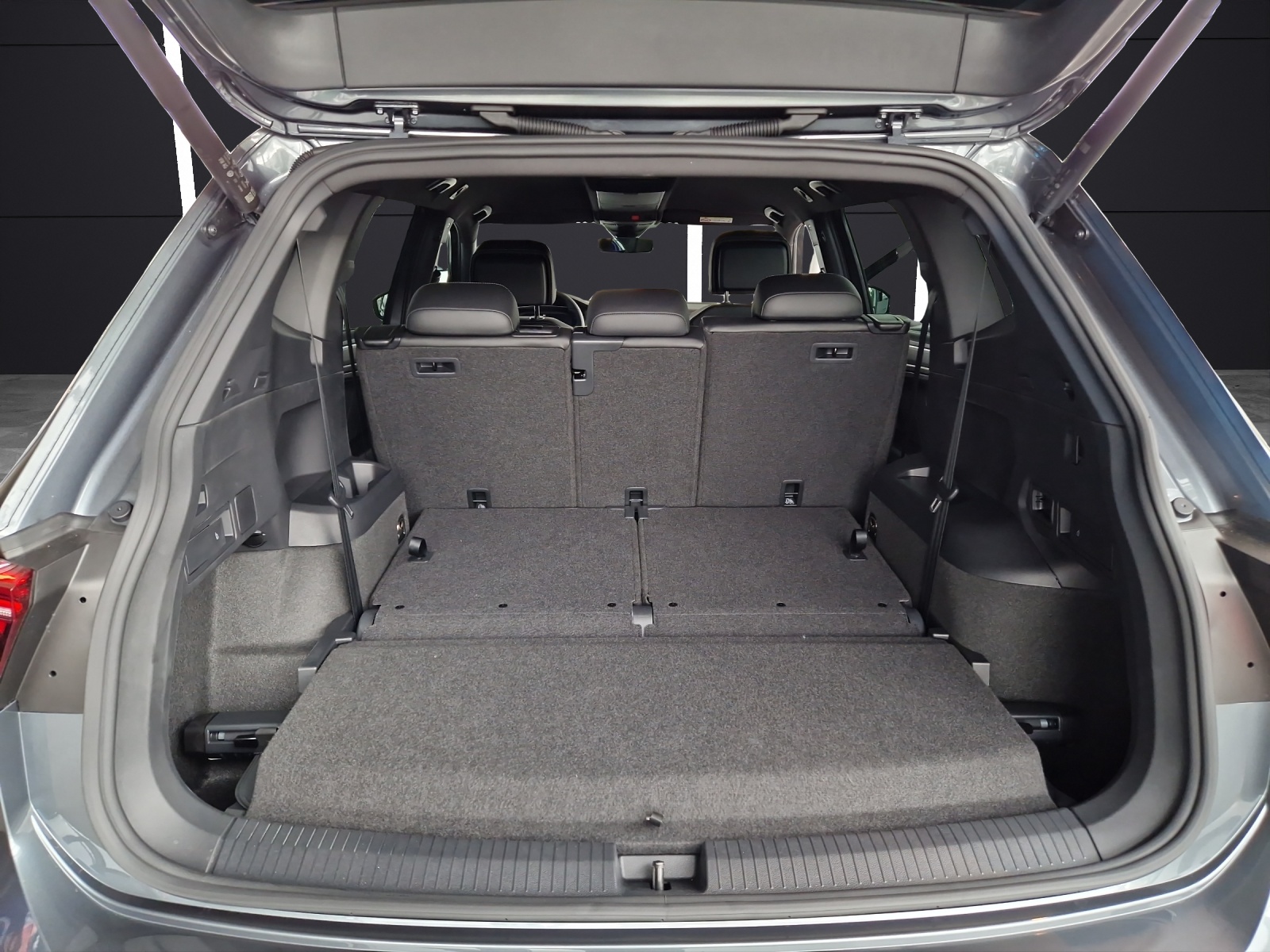 Fahrzeugabbildung Volkswagen Tiguan Allspace R-Line Black 4M 7Si MATRIX ACC 19