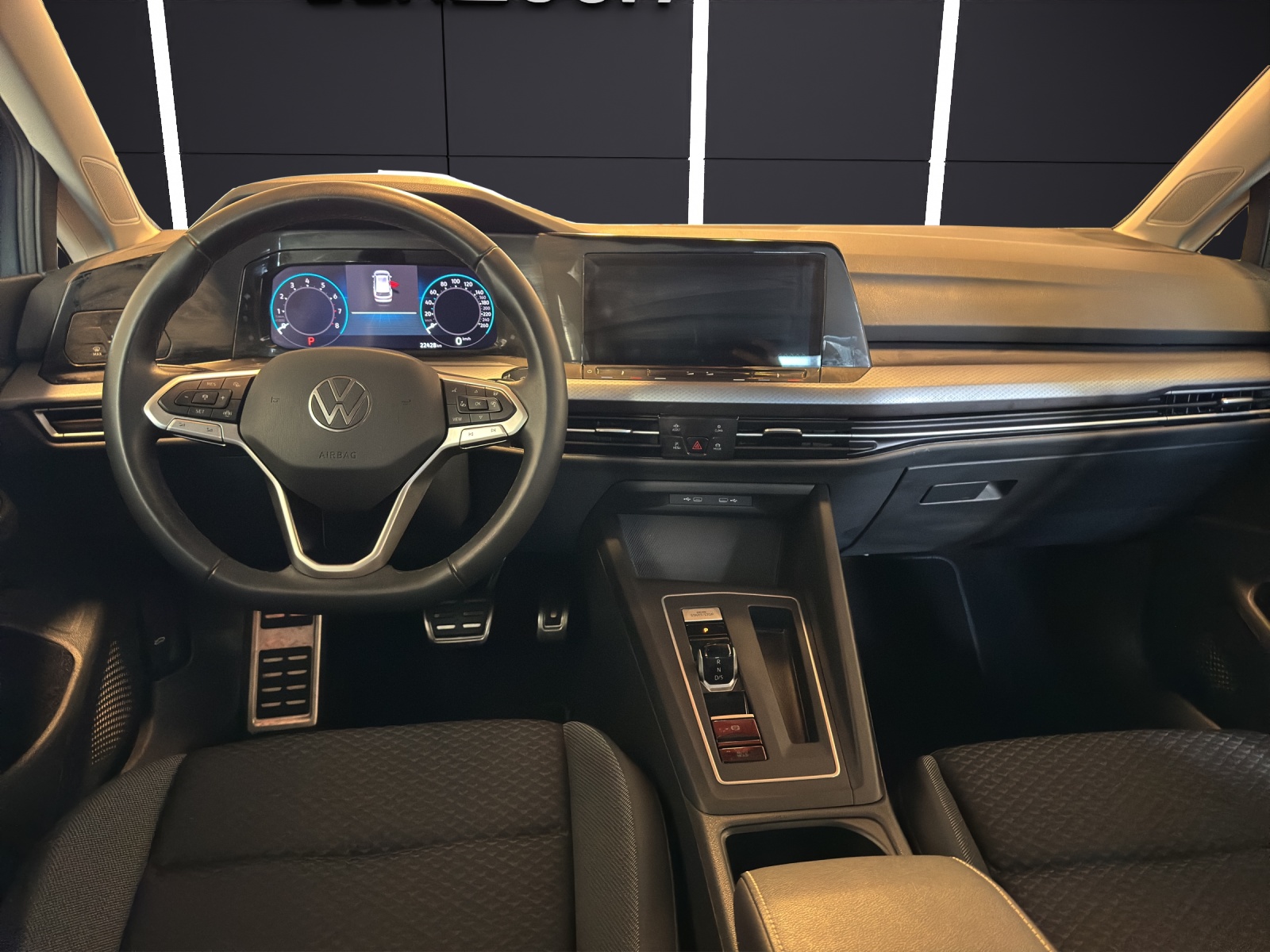 Fahrzeugabbildung Volkswagen Golf VIII Variant eTSI Active DSG LED ACC SH Navi RearView AppConnect