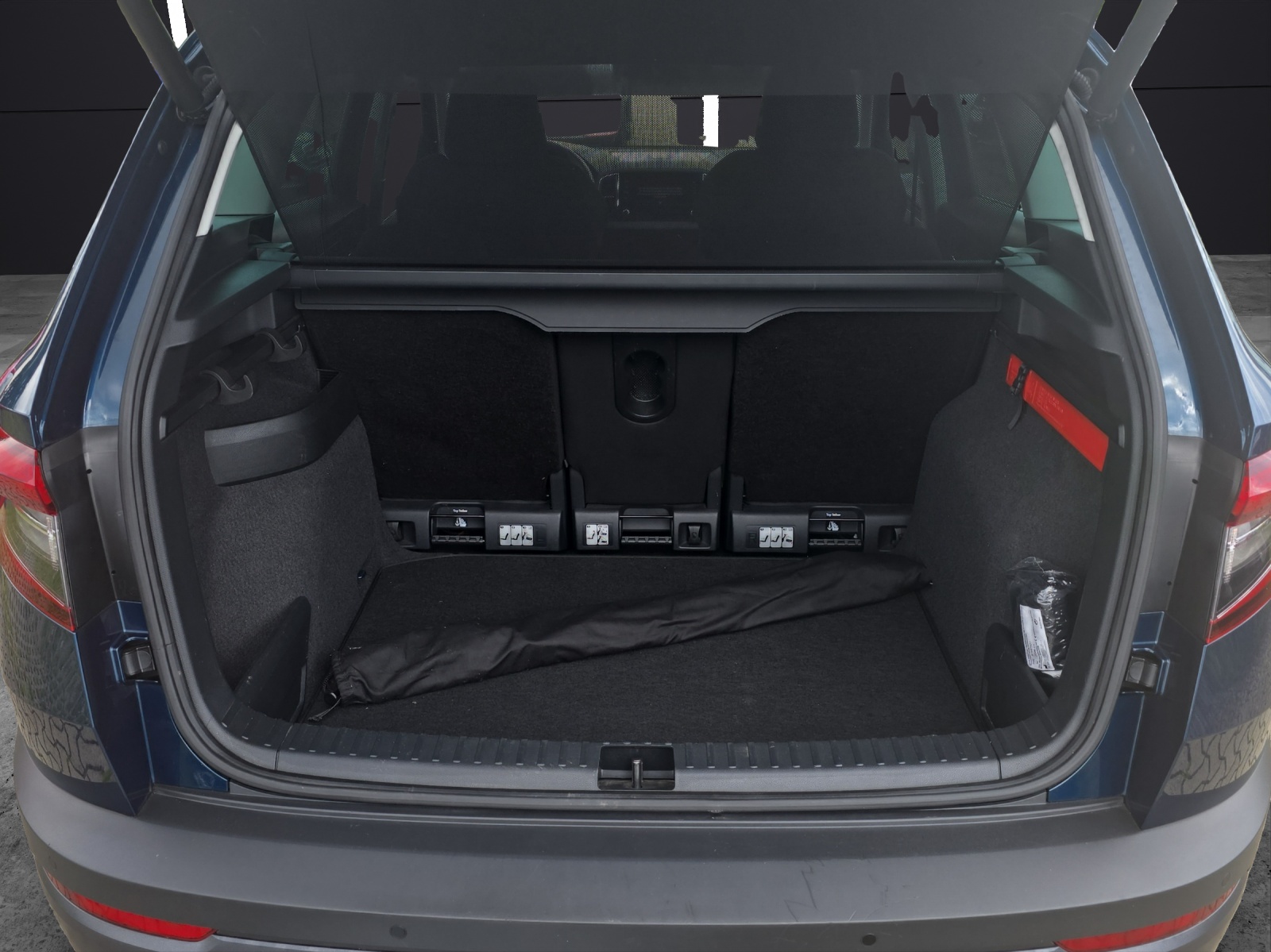 Fahrzeugabbildung SKODA Karoq Clever LED Navi AHK RFK VC SHZ