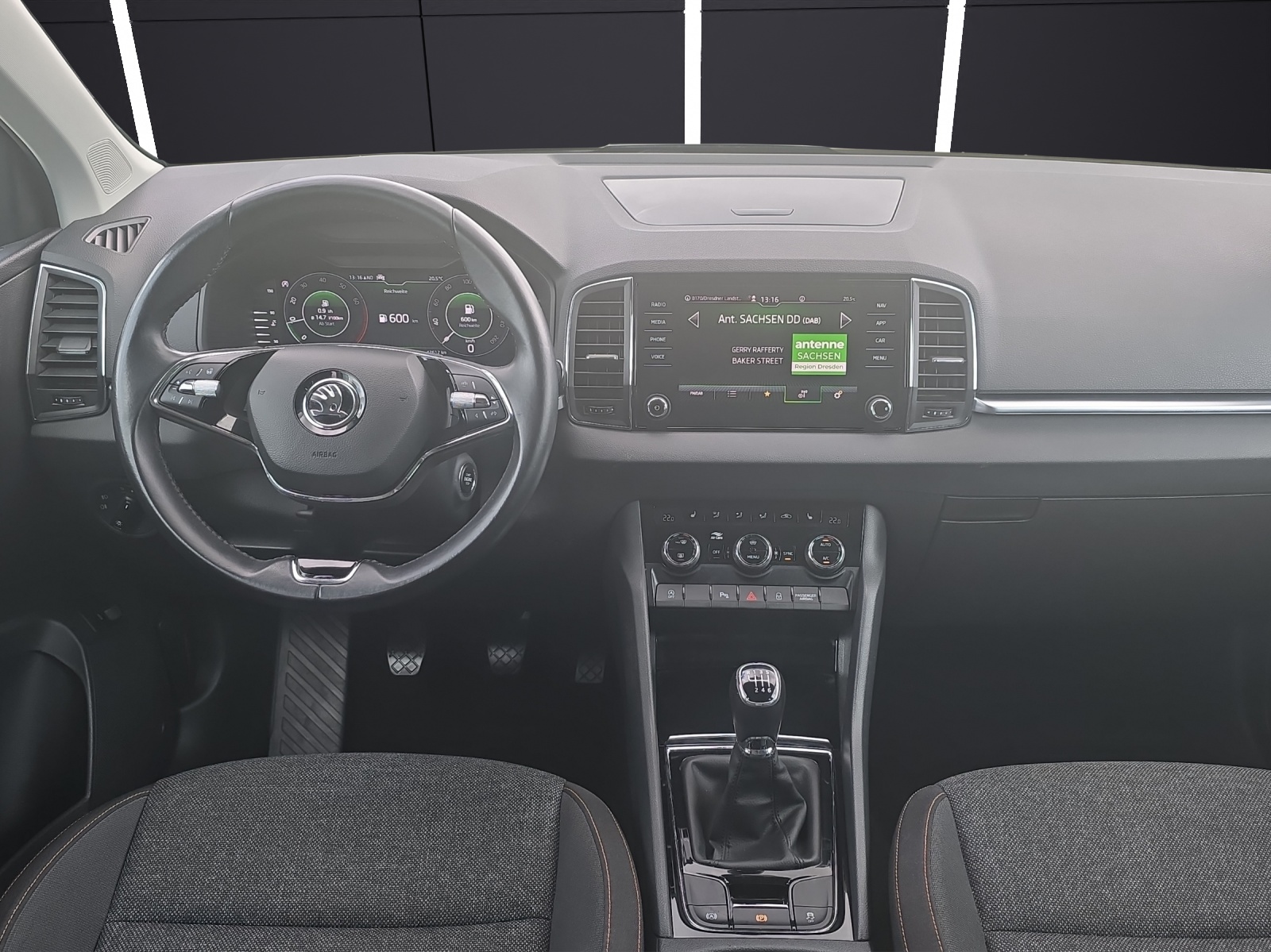 Fahrzeugabbildung SKODA Karoq Clever LED Navi AHK RFK VC SHZ