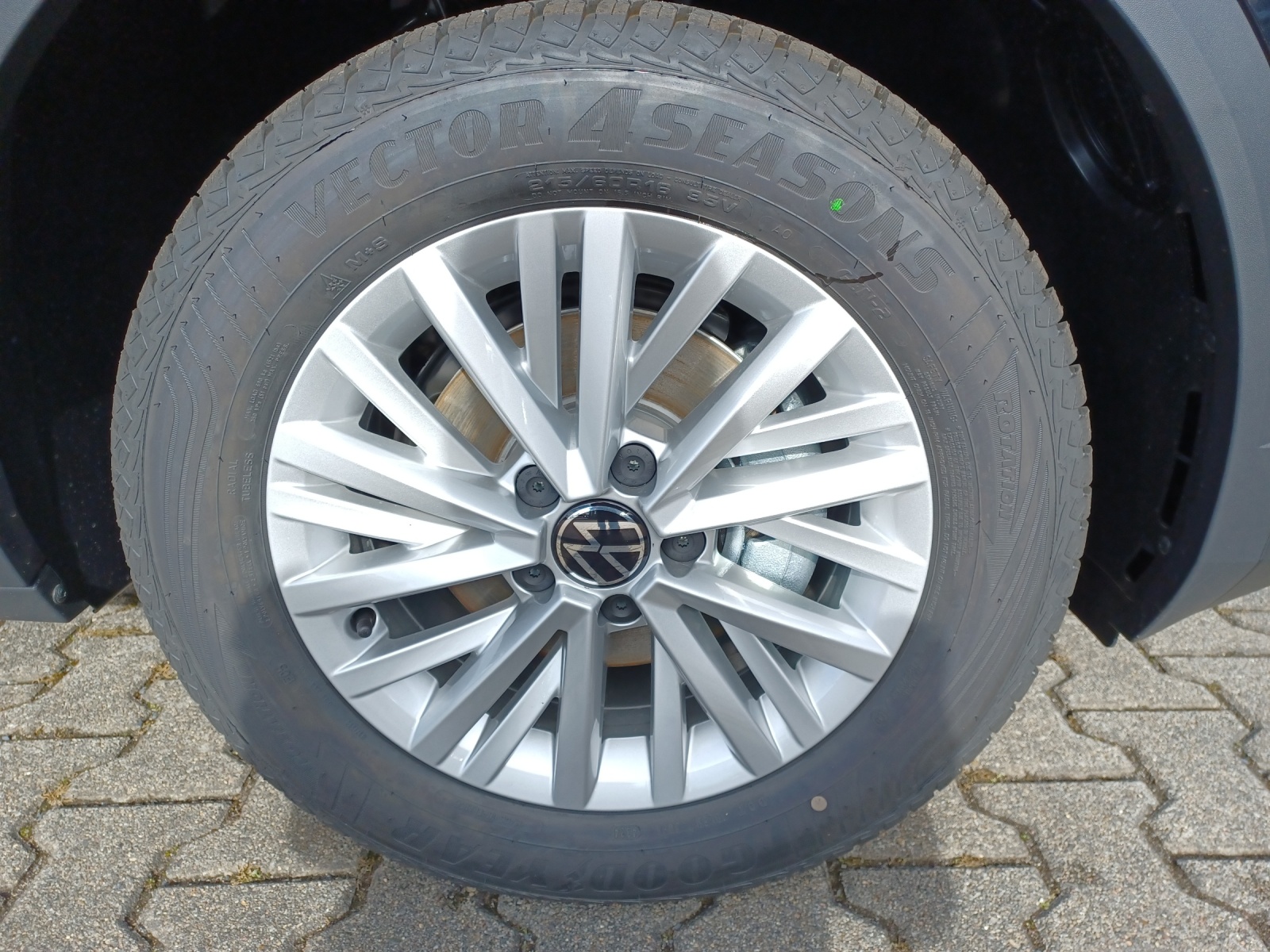 Fahrzeugabbildung Volkswagen T-Roc TSI Life LED CarPlay AID ACC RFK SH LM