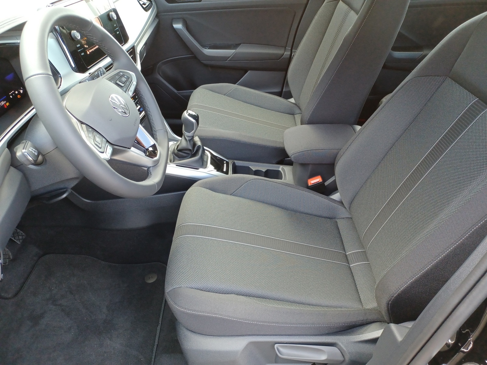 Fahrzeugabbildung Volkswagen T-Roc TSI Life LED CarPlay AID ACC RFK SH LM