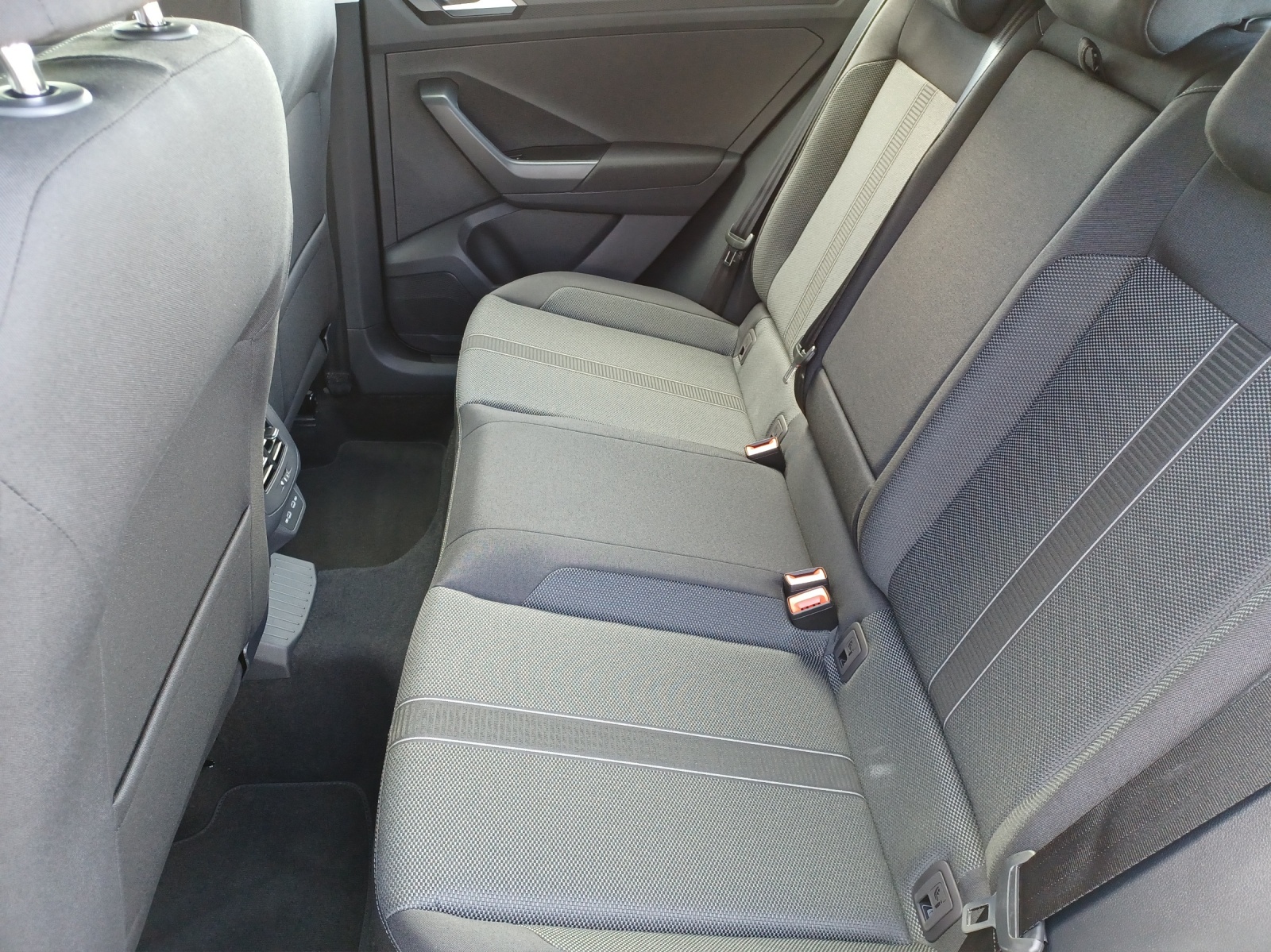 Fahrzeugabbildung Volkswagen T-Roc TSI Life LED CarPlay AID ACC RFK SH LM