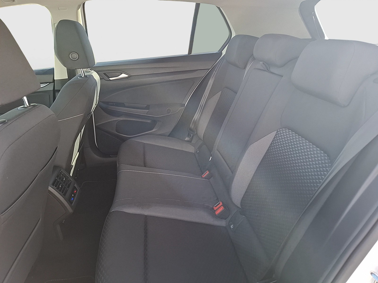 Fahrzeugabbildung Volkswagen Golf VIII TSI Active LED Navi ACC AID SHZ PDC