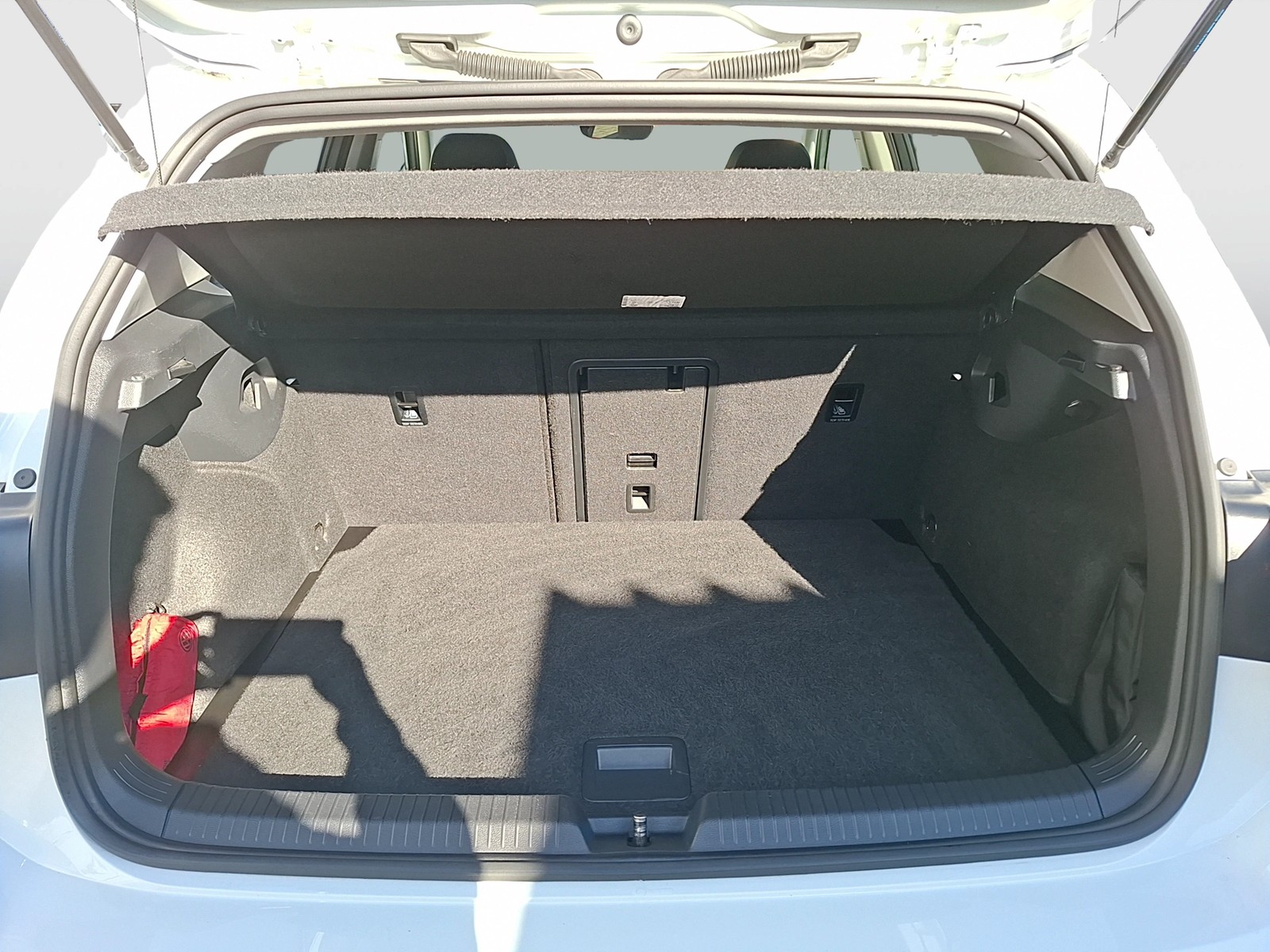 Fahrzeugabbildung Volkswagen Golf VIII TSI Active LED Navi ACC AID SHZ PDC