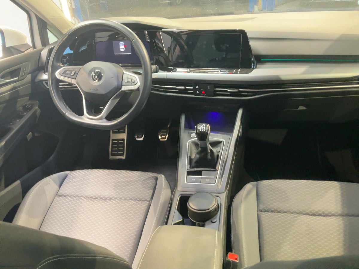 Fahrzeugabbildung Volkswagen Golf VIII TSI Active LED Navi AID SHZ PDC