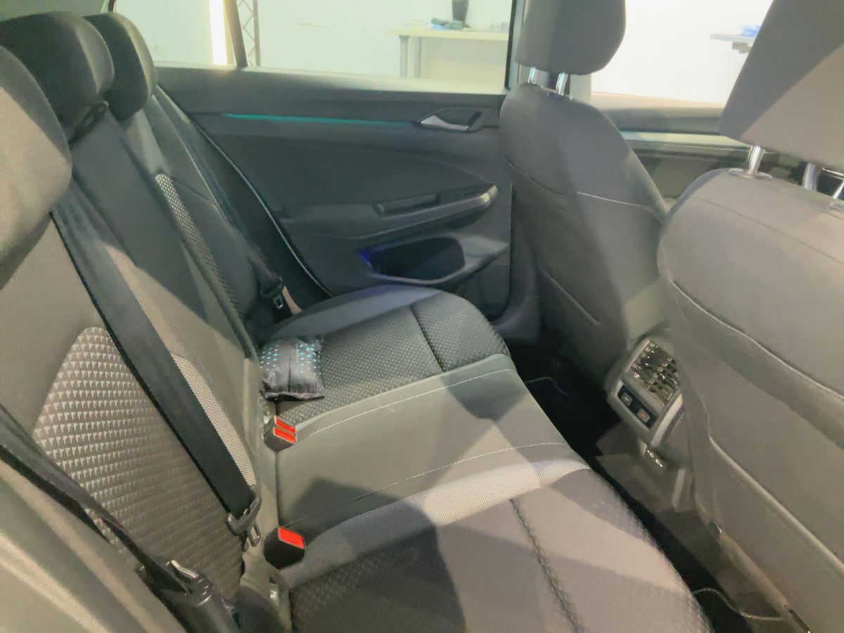 Fahrzeugabbildung Volkswagen Golf VIII TSI Active LED Navi AID SHZ PDC