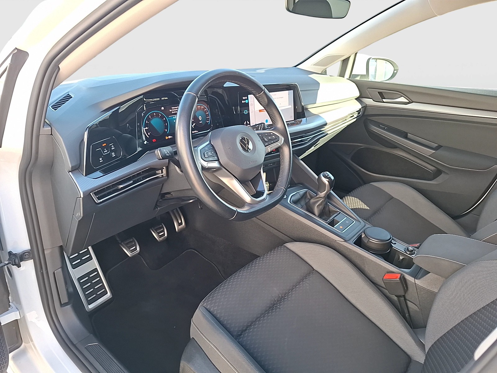 Fahrzeugabbildung Volkswagen Golf VIII TSI Active LED Navi ACC AID SHZ PDC
