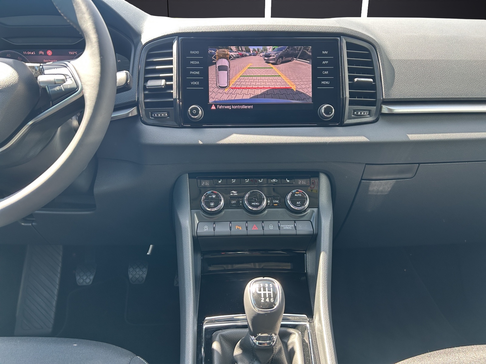 Fahrzeugabbildung SKODA Karoq TSI Balance MATRIX NAVI RFK ACC 3J ASG